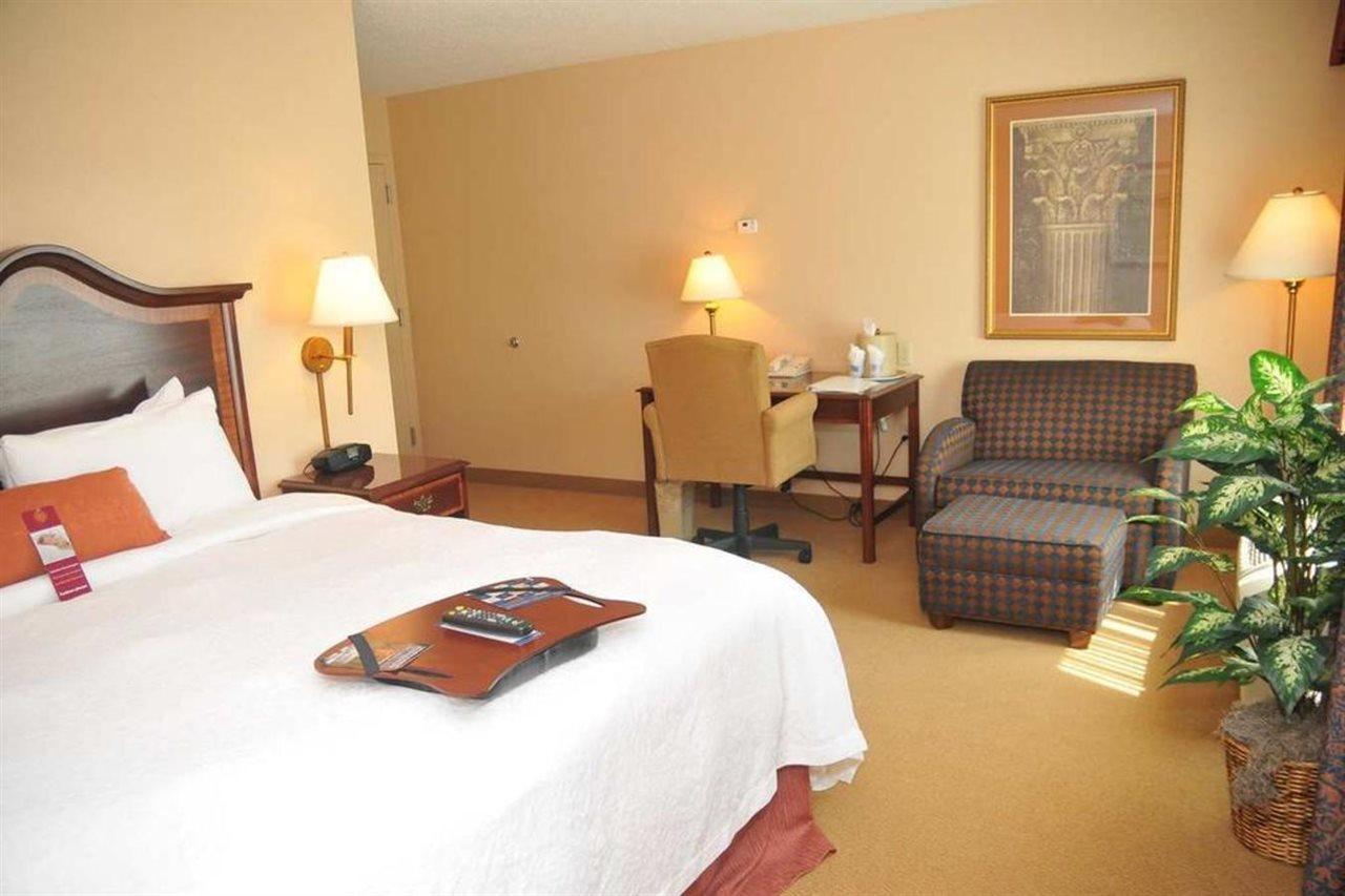 Hampton Inn Princeton Bagian luar foto