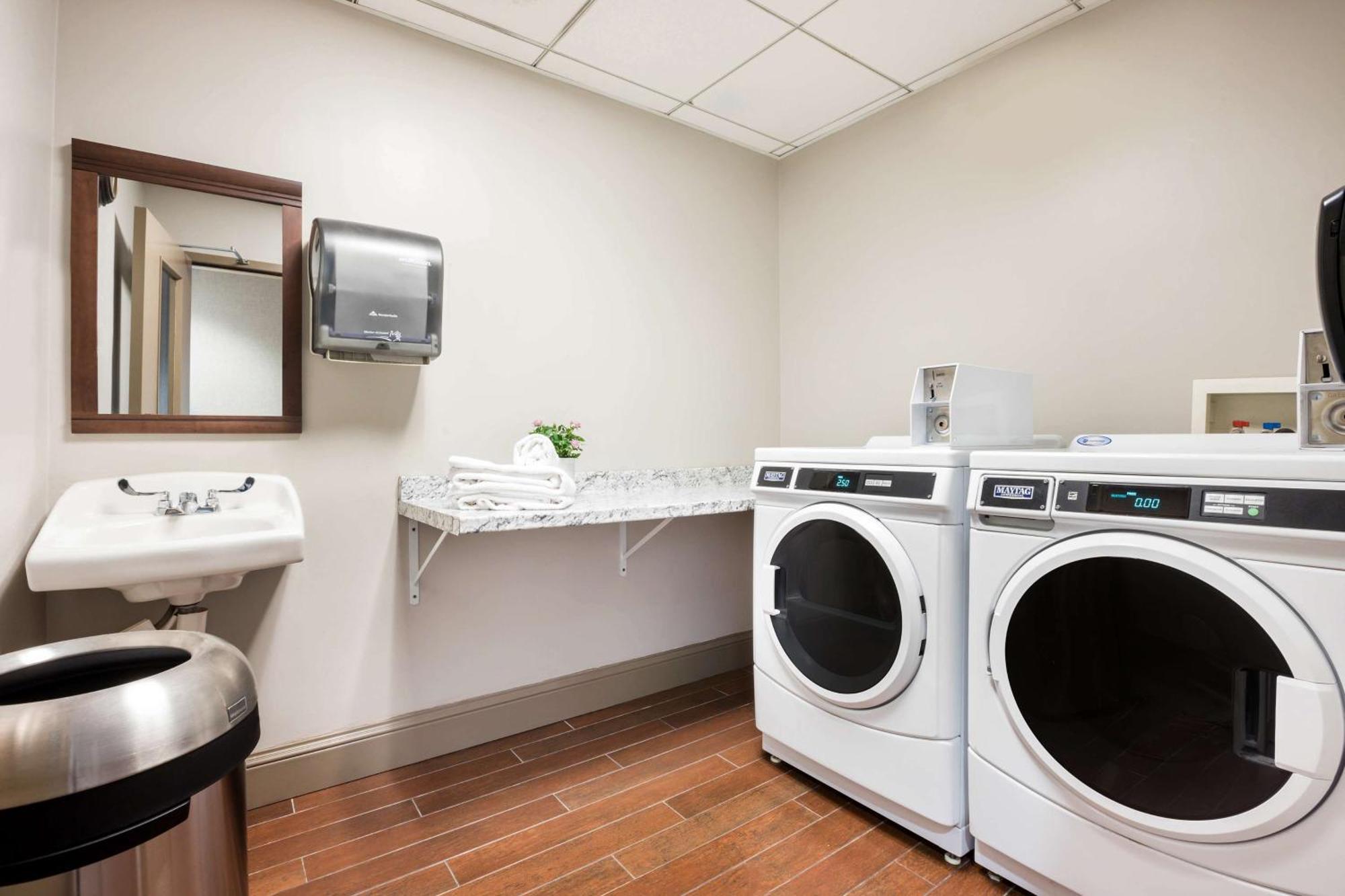 Hampton Inn Princeton Bagian luar foto
