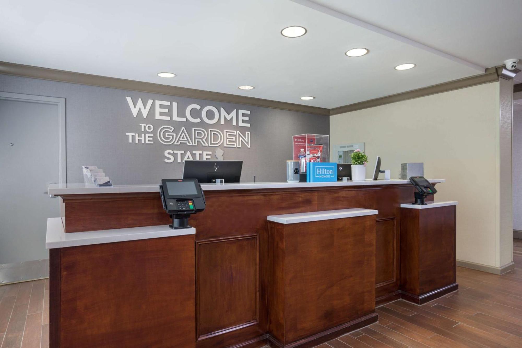 Hampton Inn Princeton Bagian luar foto