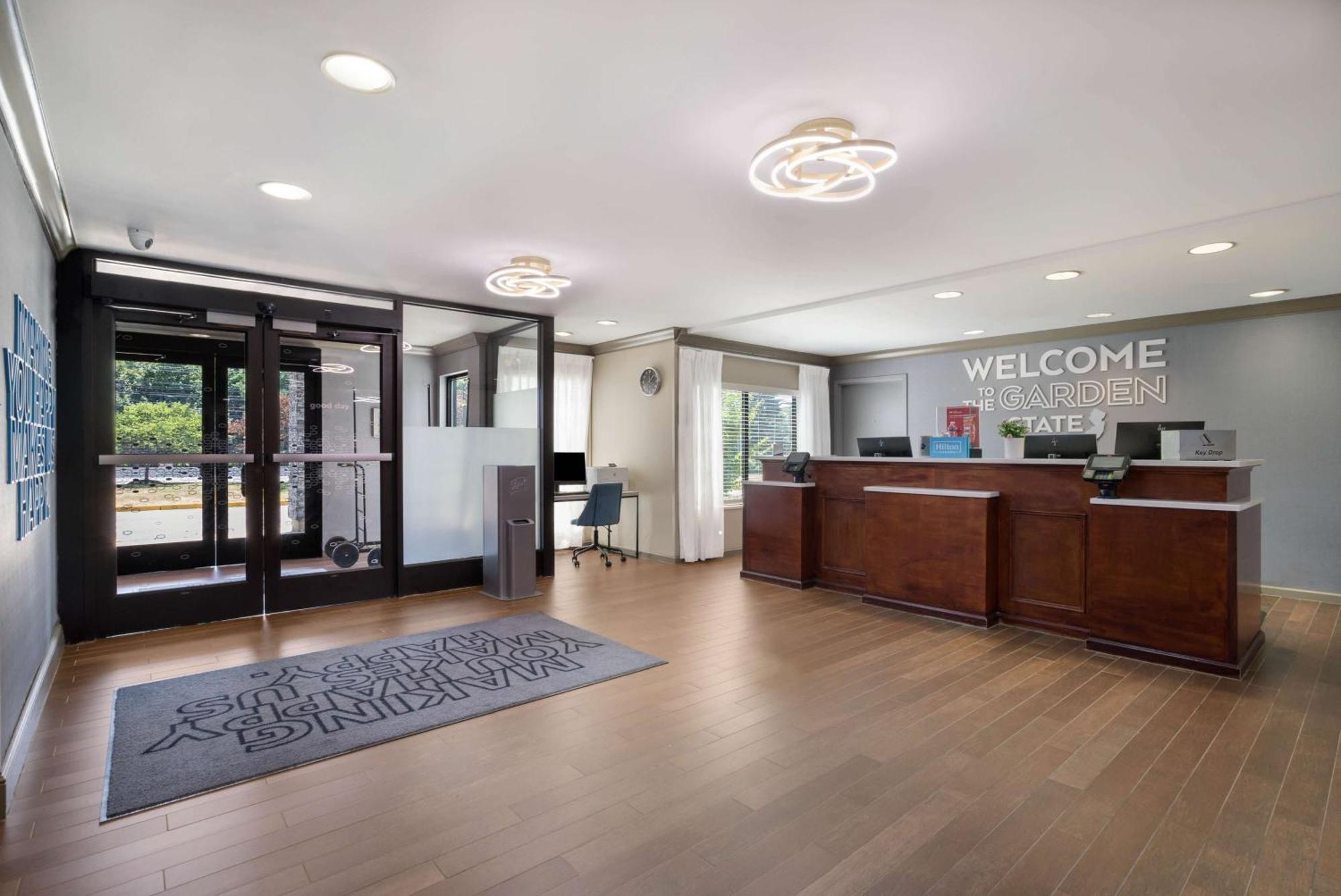 Hampton Inn Princeton Bagian luar foto