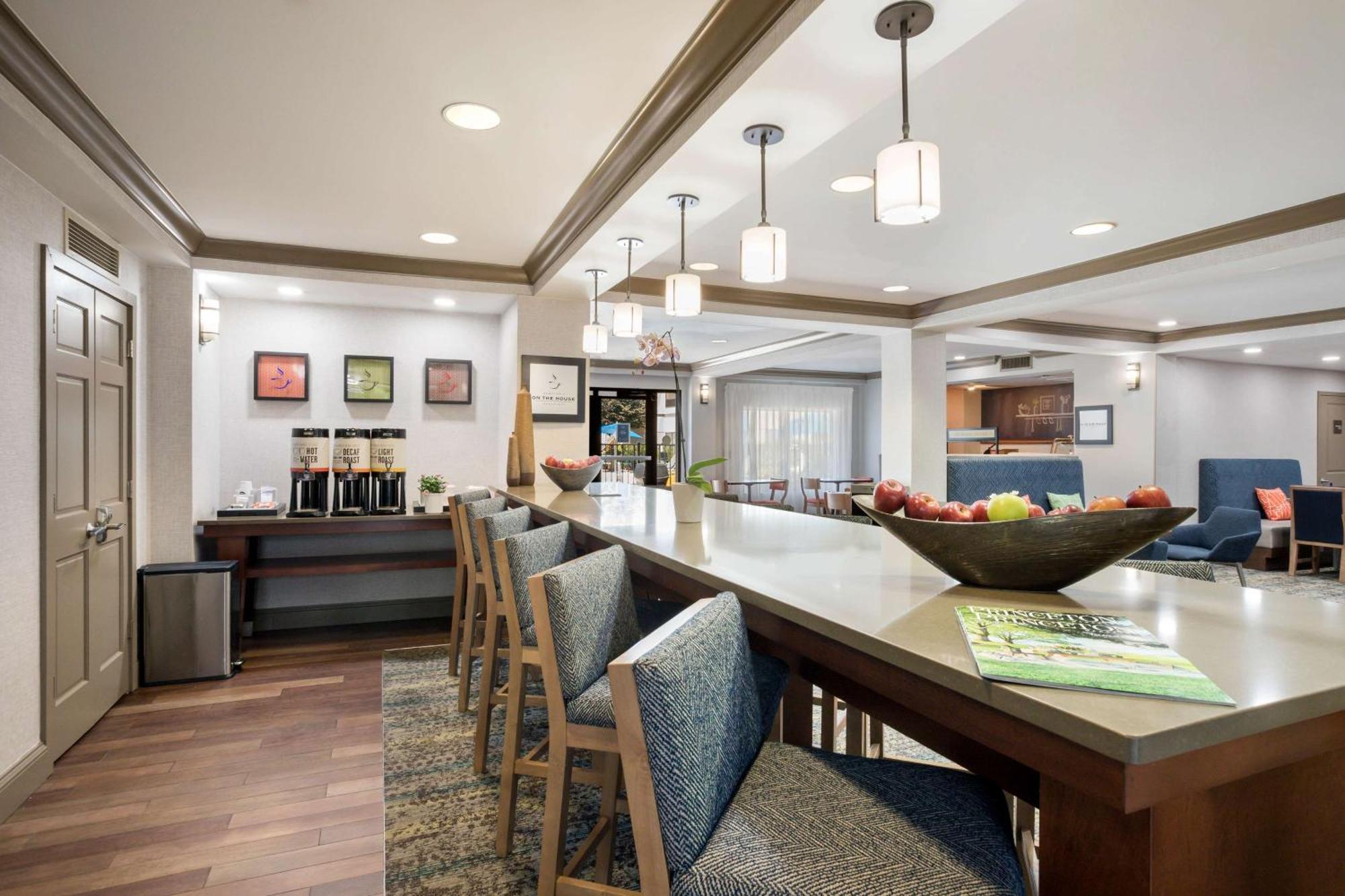 Hampton Inn Princeton Bagian luar foto