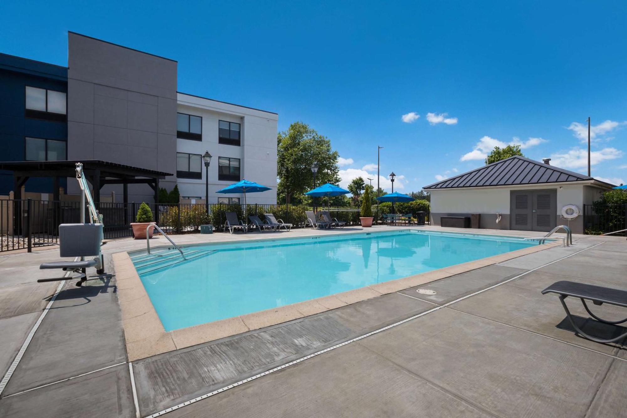 Hampton Inn Princeton Bagian luar foto