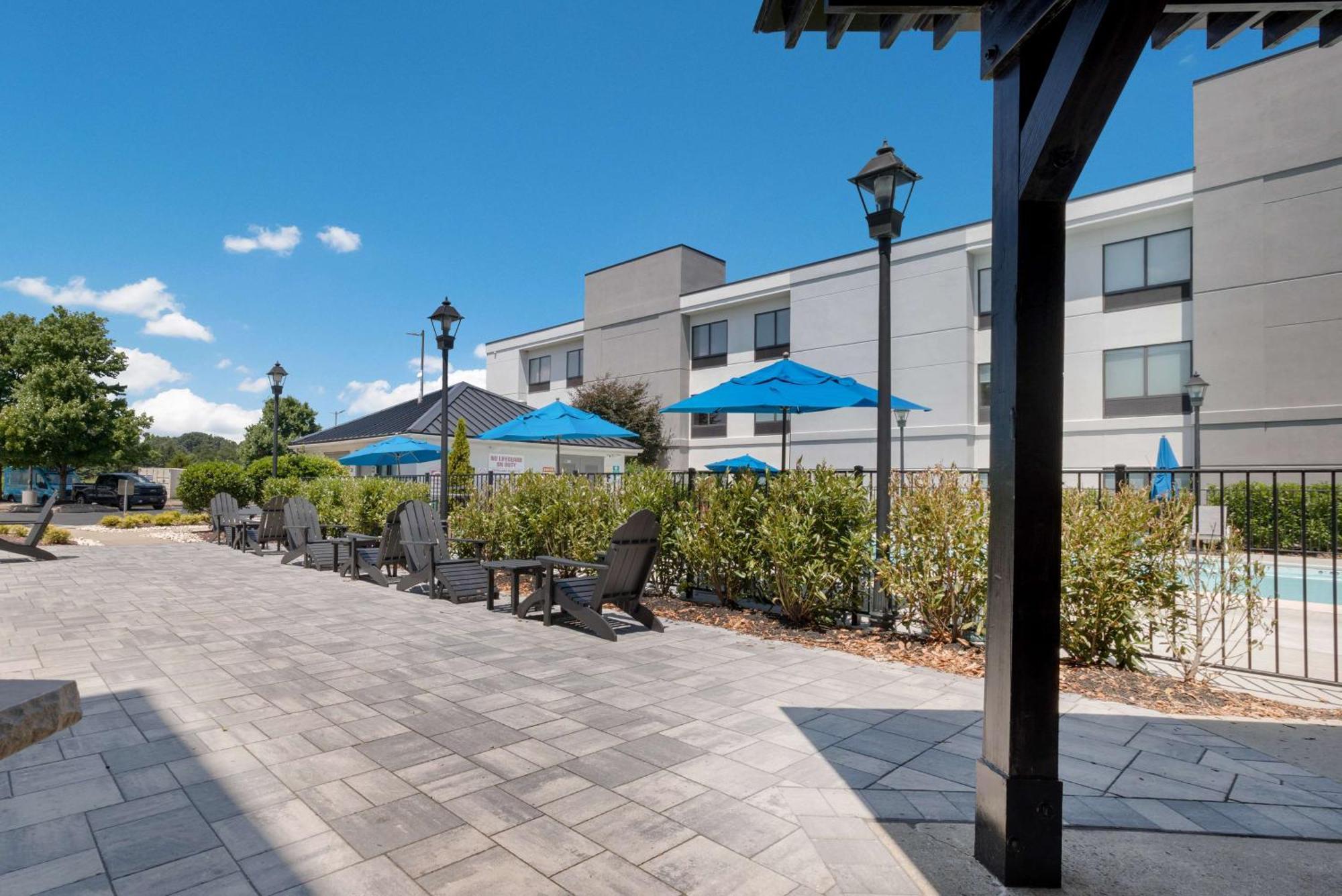 Hampton Inn Princeton Bagian luar foto
