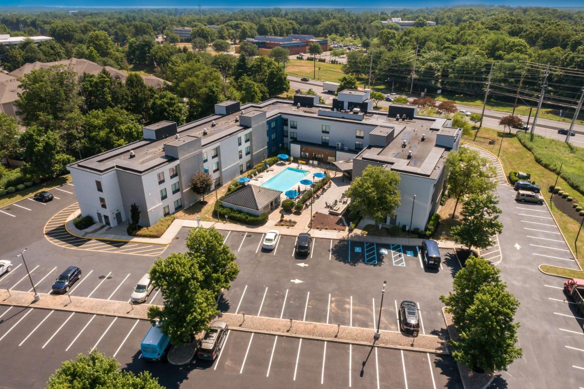 Hampton Inn Princeton Bagian luar foto