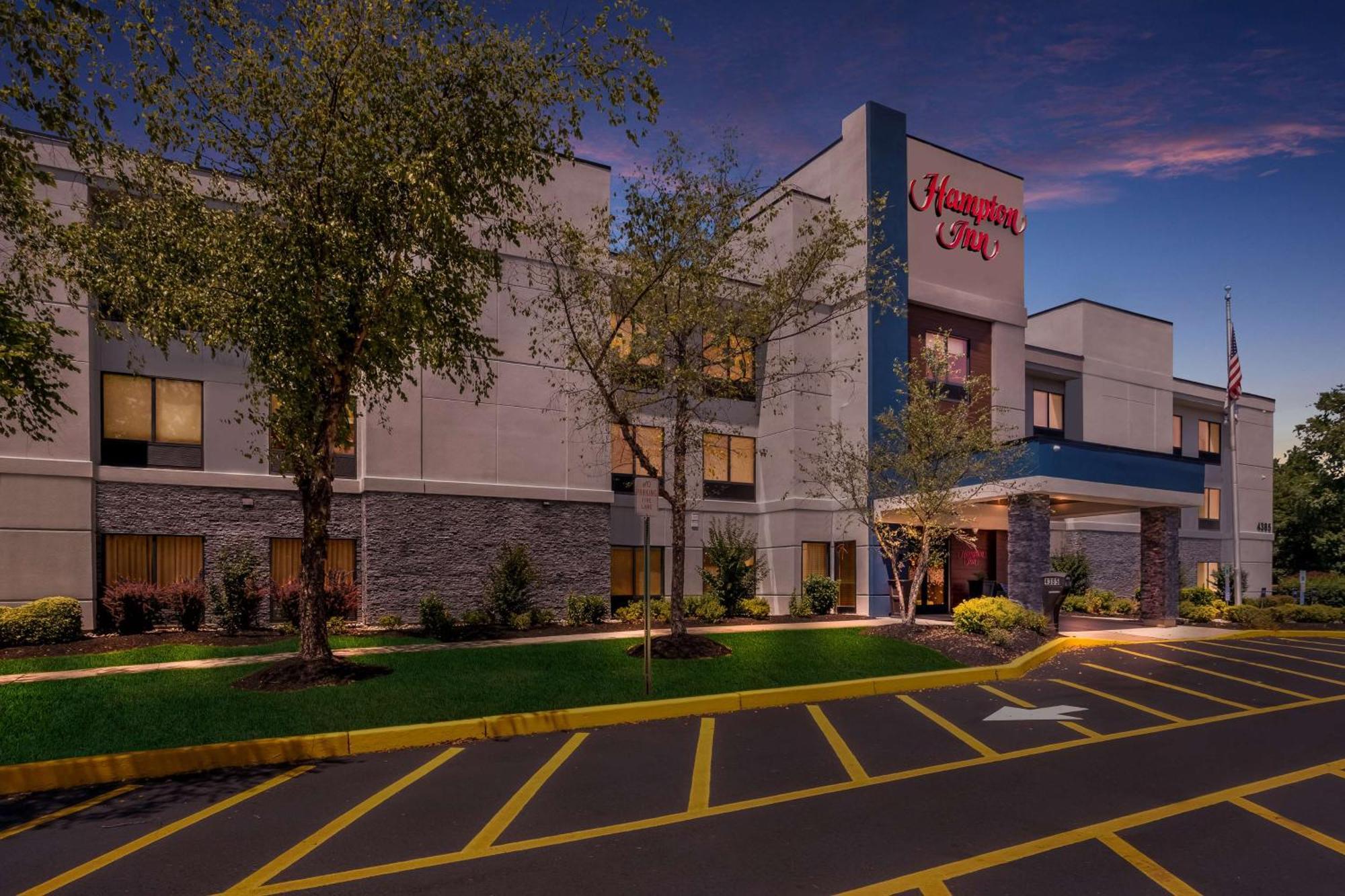 Hampton Inn Princeton Bagian luar foto
